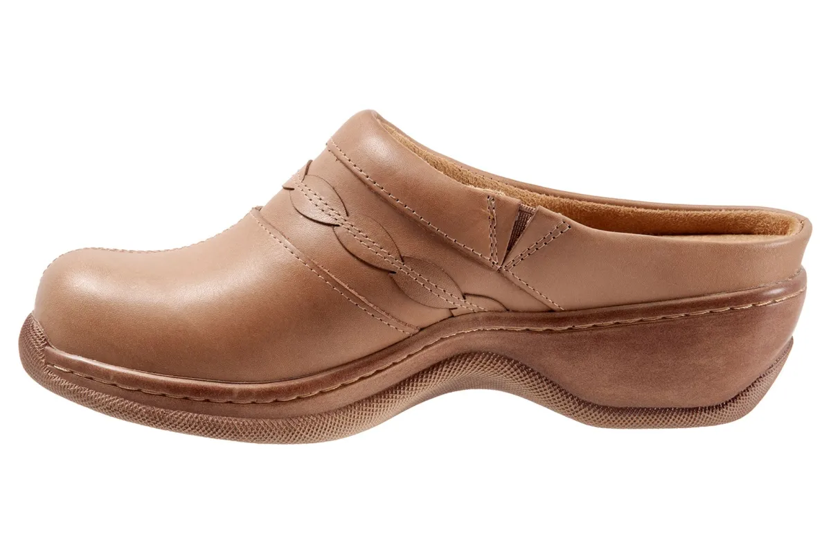 Softwalk Amber-Women Wide | Clogs