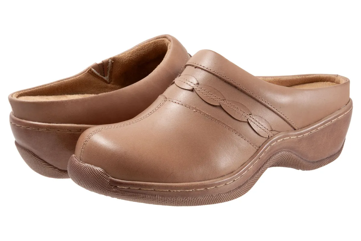 Softwalk Amber-Women Wide | Clogs