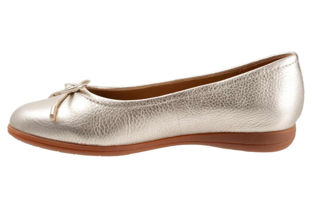 Trotters Dellis-Women Standard | Wide