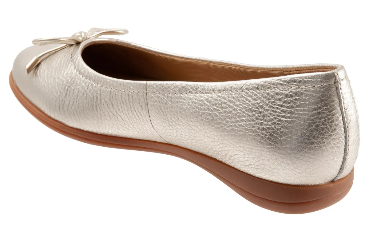Trotters Dellis-Women Standard | Wide