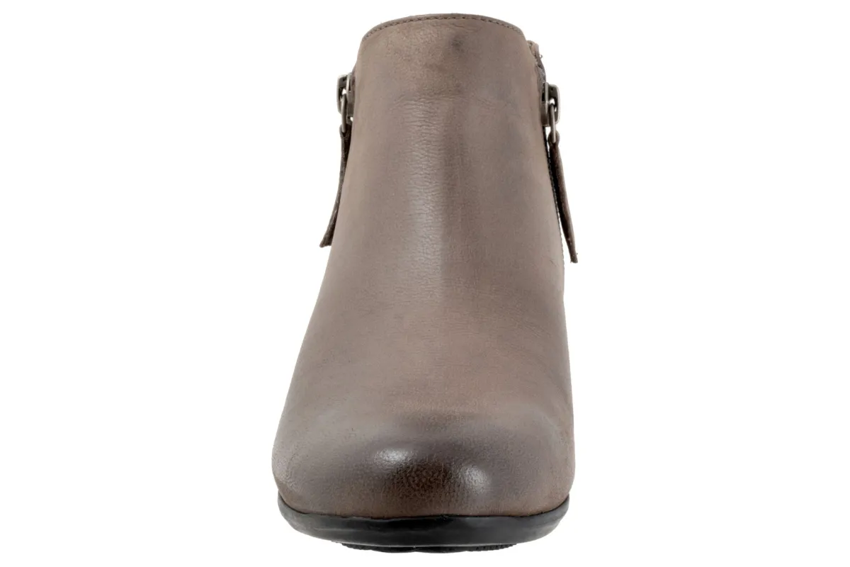 Trotters Major Embossed-Women Wide | Standard