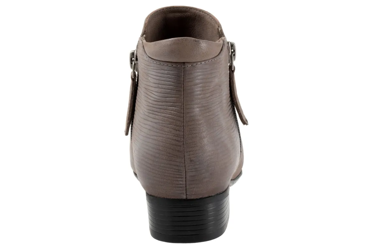 Trotters Major Embossed-Women Wide | Standard